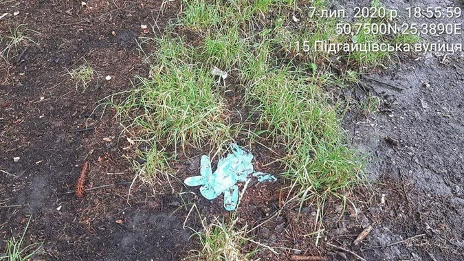 Під лабораторією в Луцьку знайшли купу використаних шприців і рукавиць (фото)