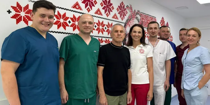 Провели рідкісну операцію: судинний хірург з Волині допомагає рятувати життя (фото)