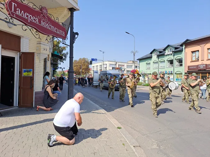 Лишилося двоє синів: у Ковелі попрощалися з матросом Володимиром Гузем (фото)