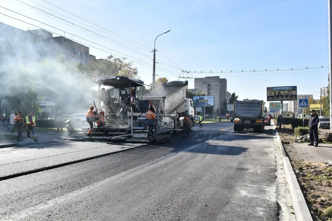 Вкладають на геосітку: у Луцьку асфальтують проспект Соборності (фото, відео)