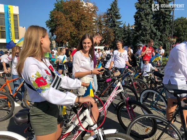 Луцьк святкує активно: на міські вулиці виїхали велосипедисти у вишиванках (ФОТО)