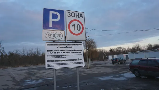 Поставили знак та братимуть гроші: коли на Старому ринку запрацює парковка (фото, відео)