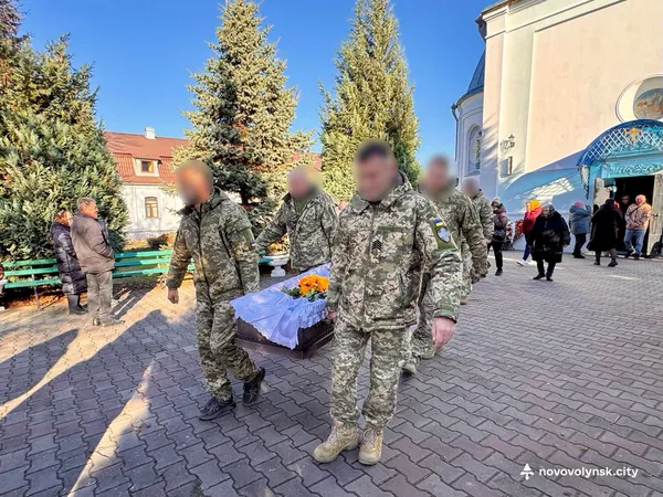 Нововолинська громада провела в останню путь воїна Олександра Білецького (фото)