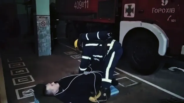 У повному бойовому: як тренуються волинські рятувальники (відео)