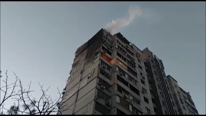 У Києві збита ракета впала на багатоповерхівку: загинула людина (фото, відео)