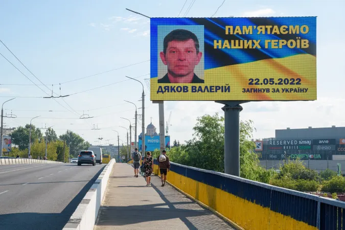 Пам'ятаємо: у Луцьку на бігбордах розмістили фотографії та імена загиблих Героїв (фото)