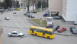 У центрі Луцька – аварія за участі маршрутки (фото) 
