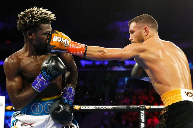 Український боксер Ломаченко переміг Коммі та завоював пояс WBO (фото)