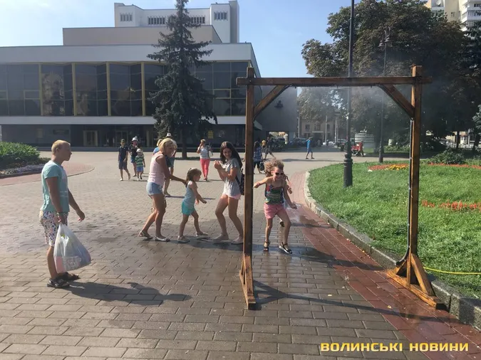 Ще не час: розказали, коли у Луцьку встановлять вуличні рамки з водою