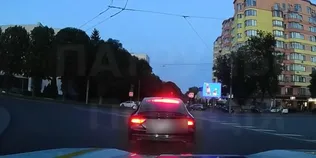 Залишив авто й тікав пішки: у Луцьку затримали водія, позбавленого прав на 22 роки (відео)