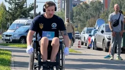 Подолав 42 км на кріслі колісному: ветеран з Волині збирає мільйон для поранених військових (відео)