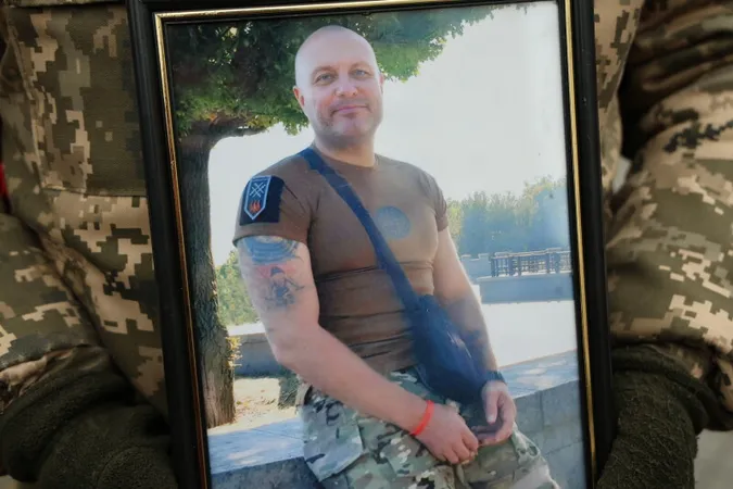 Небо плакало: у Луцьку попрощалися з воїнами Олександром Семенюком та Іваном Кумбровим