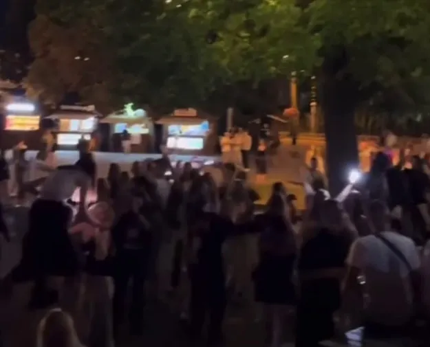 Ґвалт і танці: у центрі Луцька молодь святкує День знань (відео)