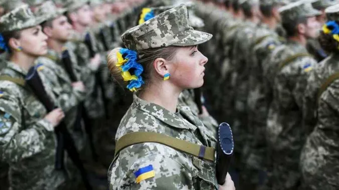 Виїзд жінок за кордон обмежать: кого це стосується