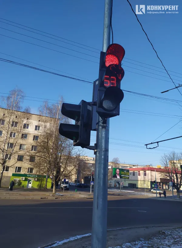 Відродження-Ветеранів-Писаревського: в Луцьку запрацював новий світлофор (фотофакт)