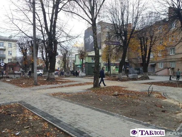Мінімум бруківки, нові лавки та цікаві ліхтарі: реконструкція старого квіткового ринку (фото)