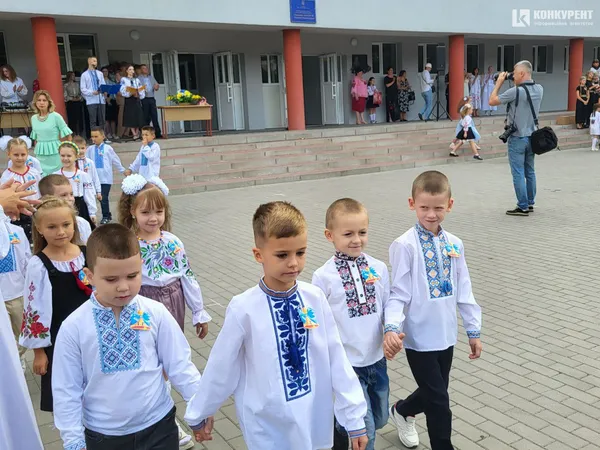 1 вересня у луцькому ліцеї №10: лінійка для першачків та випускників (фото)