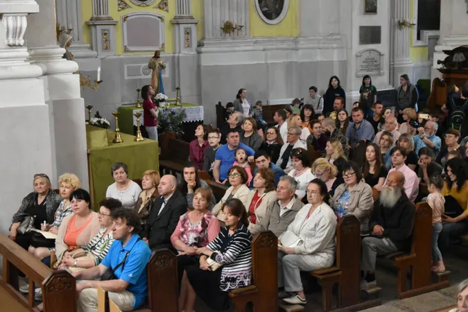 Живі скульптури та оркестр між вогнями: Луцьк провів весну музично й театрально