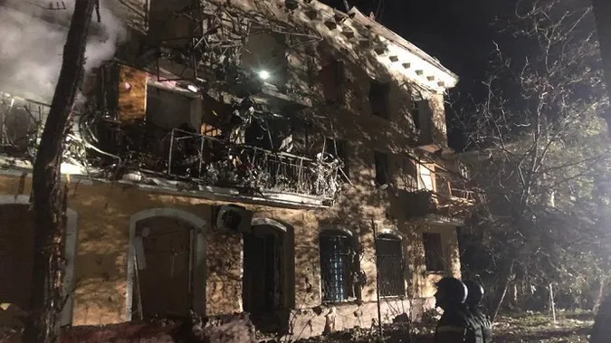 Ворог вдарив ракетою по житловому будинку в Запоріжжі – є жертви (відео)