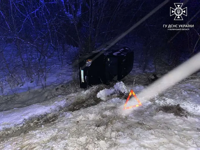 Слизька дорога: у Луцькому районі злетів у кювет і перекинувся легковик (фото, відео)