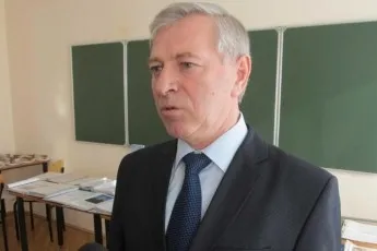 Шкільні лінійки без влади й духовенства: варто чи ні
