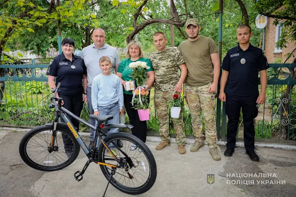 Волинські поліцейські зворушливо привітали з Днем народження сина загиблого побратима (фото)
