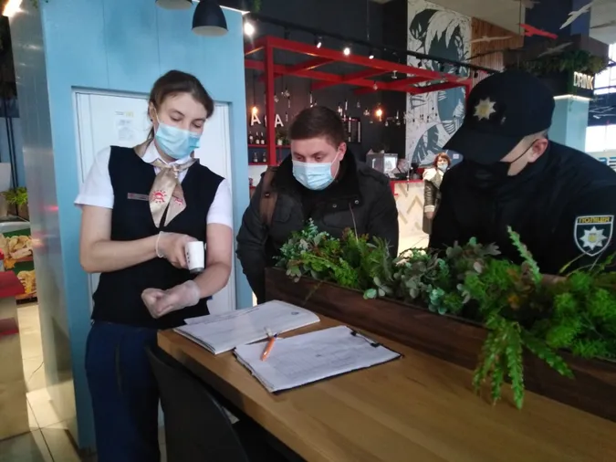 У Луцьку на дотримання протиепідемічних обмежень перевірили 18 популярних закладів (фото)
