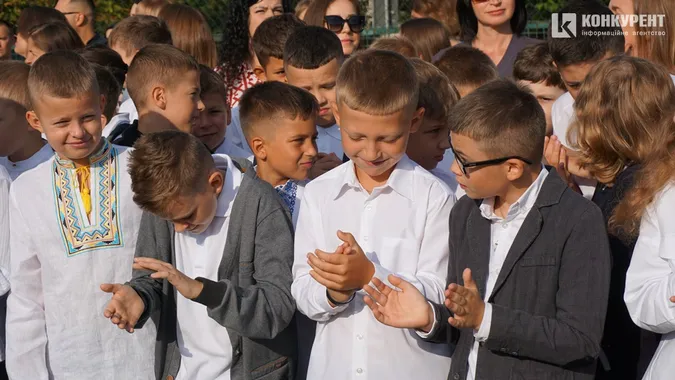 Квіти, дзвоники і діти: як у Луцькому ліцеї №9 відзначили 1 вересня (фото)