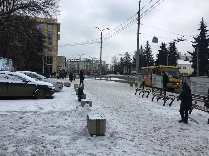 Луцьк накрило снігом (фоторепортаж)