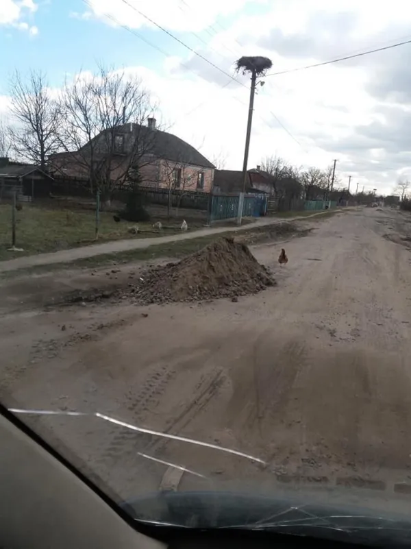 Допомоги не дочекалися: на Волині фермери самотужки ремонтують дорогу (фото)