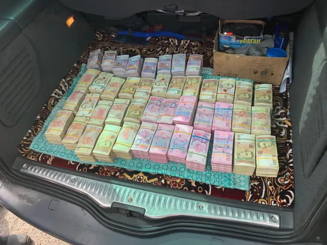 На Рівненщині зловили агітатора з 2,5 млн гривень для підкупу виборців
