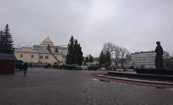 Центральні луцькі ялинки вже майже готові до Нового року (фото)