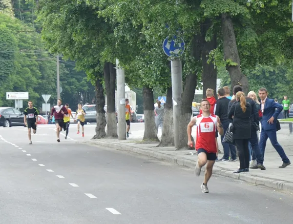 У центрі Луцька понад 400 бігунів змагалися за перемогу (фото)