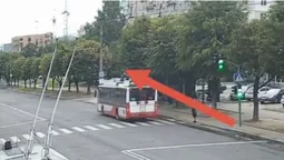 Показали, як тролейбус збив «рогом» світильник над переходом у Луцьку (відео)