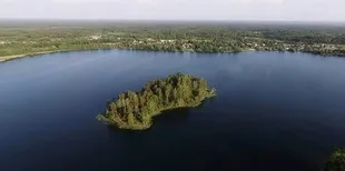 «Чифірний» колір та карстові глибини: на Поліссі серед лісів і боліт заховалося мальовниче озеро з островом у центрі (фото, відео)