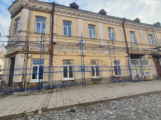 У Луцьку на будівлі Прайзлерів поспіхом облаштовують риштування (фото)