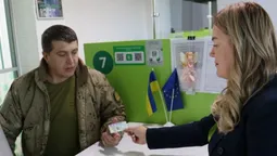 У Луцьку військовий безплатно відновив документи, втрачені під час ворожої атаки