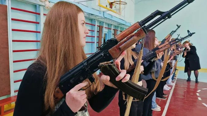 Студентів у Луцьку вчили керувати дроном, тримати автомат у руках і надавати меддопомогу (фото, відео)