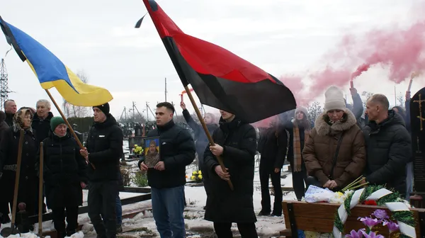 «Віддав своє життя і завдяки йому всі вціліли»: у Рожищі провели в останню путь Анатолія Репша (фото)