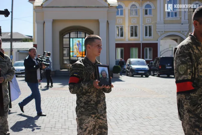 Знову похорон: Луцьк попрощався із загиблим захисником Віталієм Степанишеним (фото, відео)