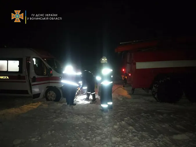 На Волині автобус з пасажирами і «швидка» з пацієнткою застрягли у снігових заметах (фото, відео)