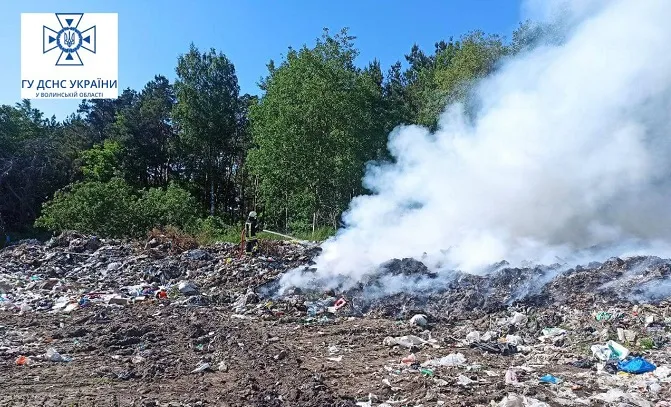 На Ковельщині загасили пожежу на сміттєзвалищі (фото)