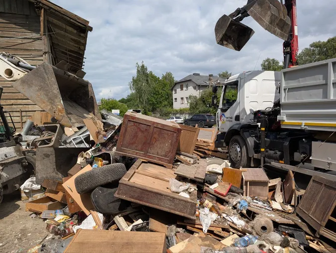 120 тонн «відходів руйнації»: у Луцьку ліквідовують наслідки вибухів (фото)