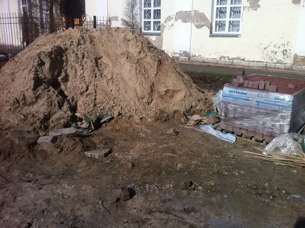У Луцьку біля собору і кладовища встановлюють альтанку  (фото)