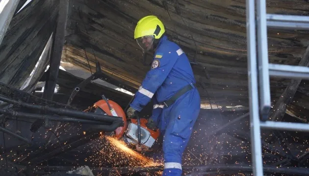 Надзвичайники розібрали 80% завалів ТЦ у Кременчуці