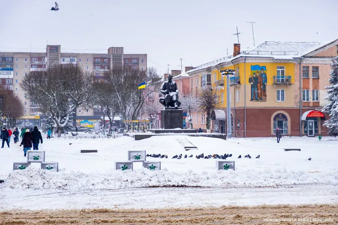 Справжня зима: Нововолинськ засипало снігом (фото)