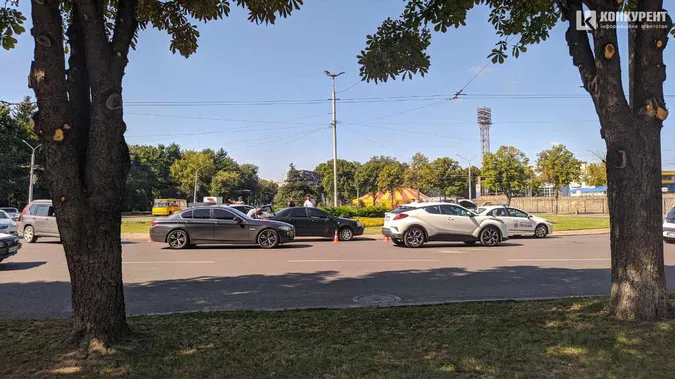 У Луцьку на кільці влупилися два легковики (фото)