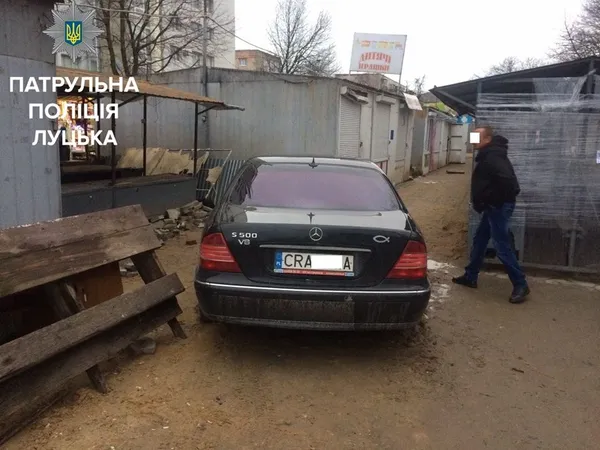 У Луцьку водій на «євробляхах» в'їхав у павільйон і втік (фото)