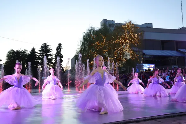 Неймовірне шоу: у Луцьку відкрили світломузичний фонтан (фото)