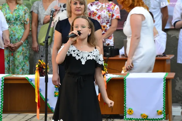 Кульки і квіти: у Луцькій школі № 9 святкували День знань (фото)
